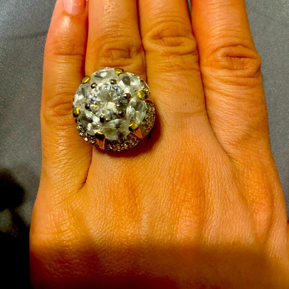 Gorgeous ring - Picture 2 of 3